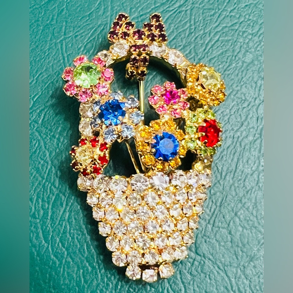 Vintage Suzanne Bjontegard unmarked flower basket gold tone brooch
